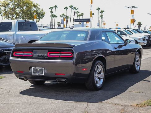 Used 2022 Dodge Challenger SXT RWD image 4