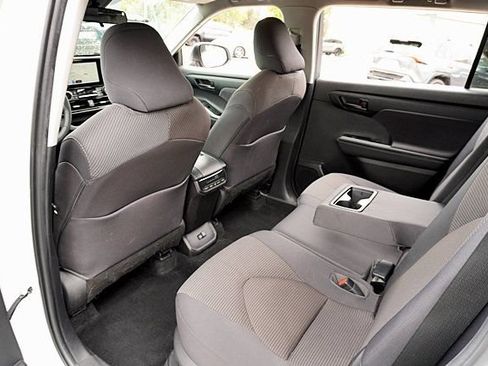 Used 2023 Toyota Highlander LE AWD/4WD image 25