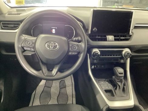 Used 2025 Toyota RAV4 XLE AWD/4WD image 6