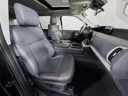 Used 2025 Ford Expedition Active image 29