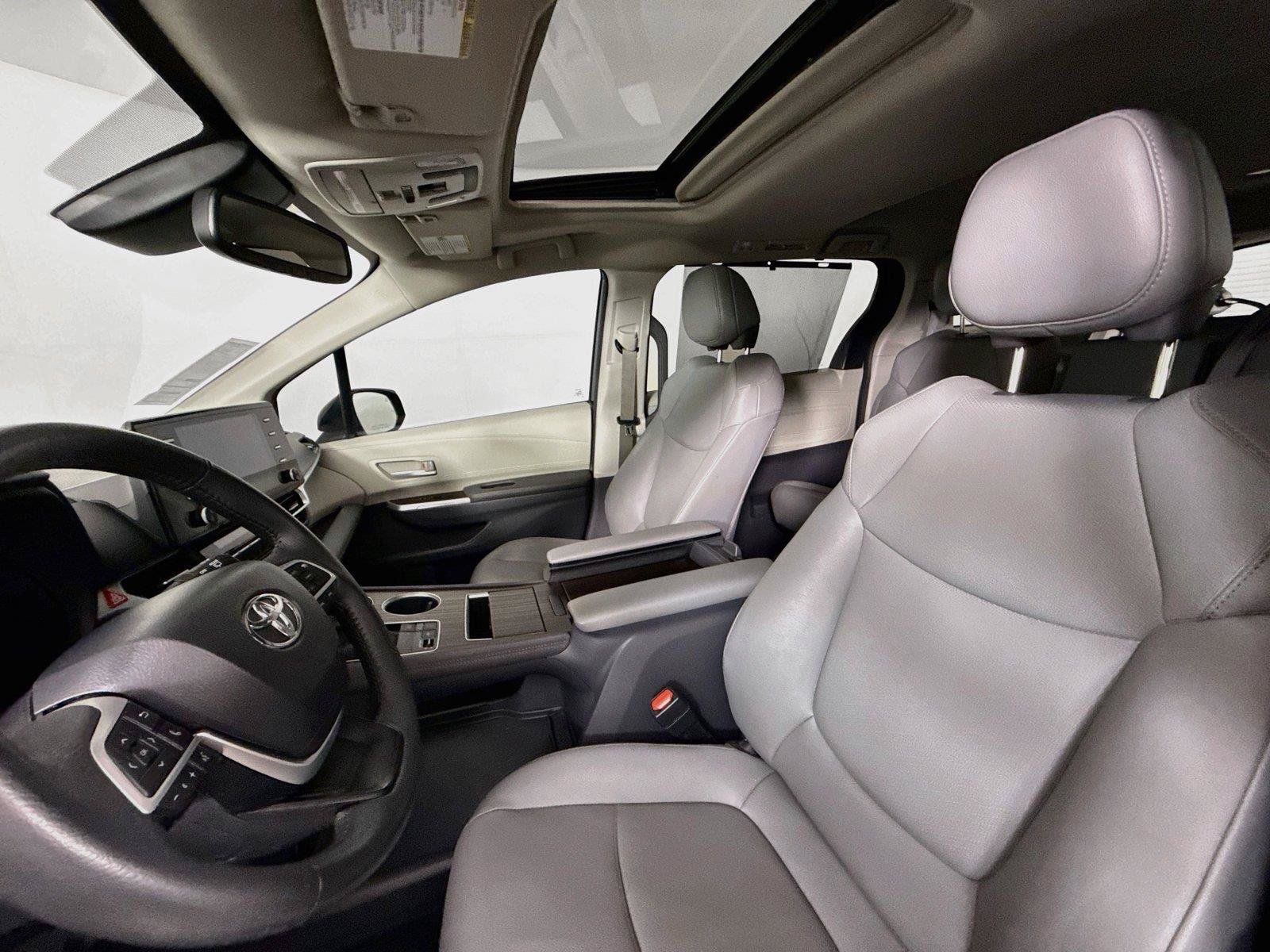 Certified 2024 Toyota Sienna XLE FWD image 3