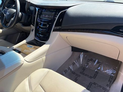 Used 2018 Cadillac Escalade Premium Luxury AWD/4WD image 21