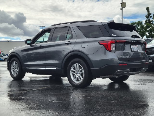 Used 2025 Ford Explorer Active w/ Active Comfort Package RWD image 2