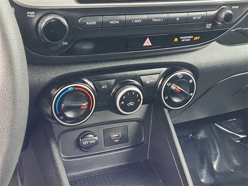 Used 2021 Hyundai Venue SE image 17