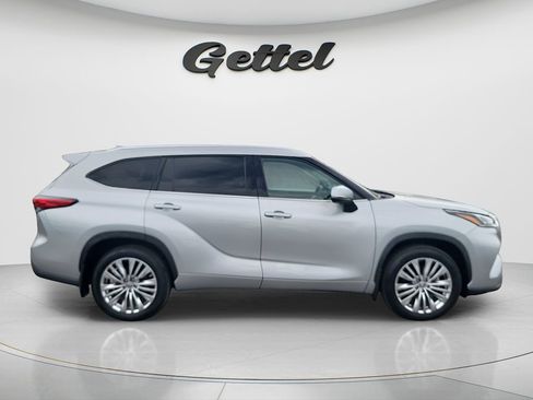 Used 2023 Toyota Highlander Platinum FWD image 3