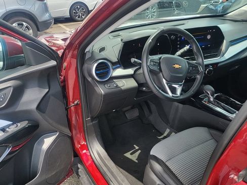 Used 2025 Chevrolet Trax LT w/ LT Convenience Package FWD image 3