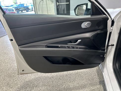 Used 2023 Hyundai Elantra Limited FWD image 12