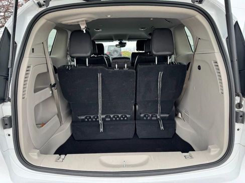 Used 2024 Chrysler Pacifica Touring-L image 6