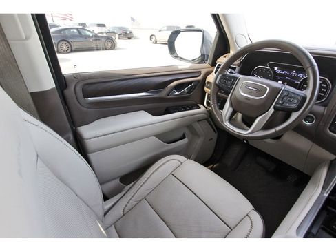 Used 2021 GMC Yukon Denali w/ Denali Premium Package image 8