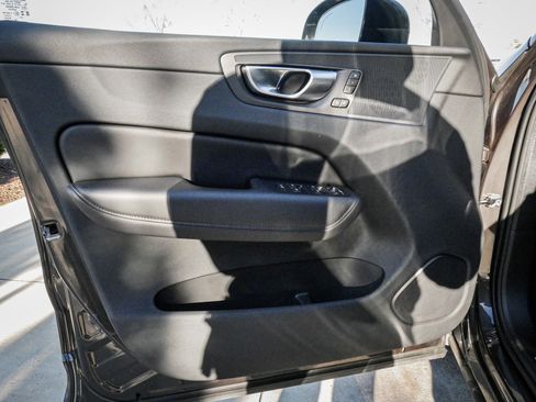 Used 2025 Volvo XC60 B5 Plus image 14