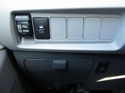 Used 2019 Toyota Sienna XLE FWD image 12