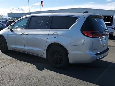 Used 2024 Chrysler Pacifica Touring-L image 6