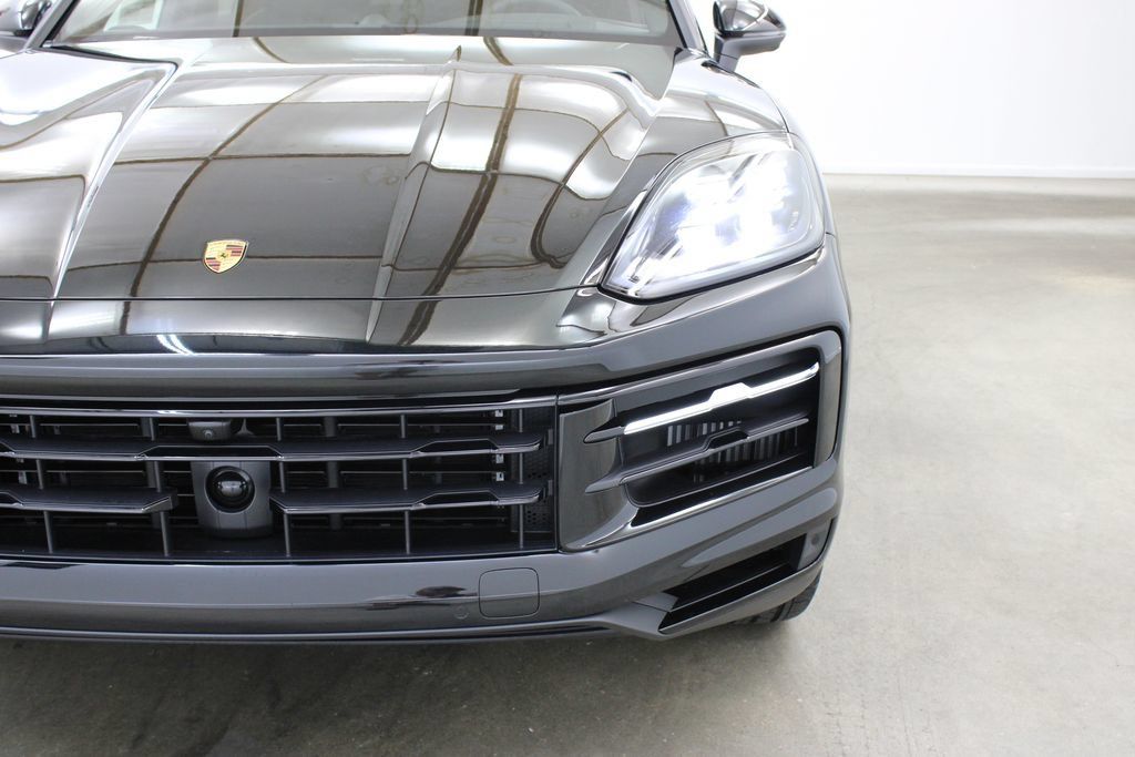 Used 2025 Porsche Cayenne S AWD/4WD image 11