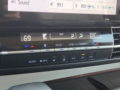 Used 2024 Toyota Sienna LE FWD image 21