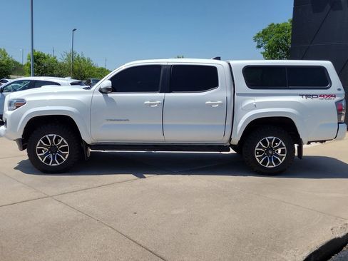 Used 2021 Toyota Tacoma TRD Sport w/ TRD Premium Sport Package AWD/4WD image 19