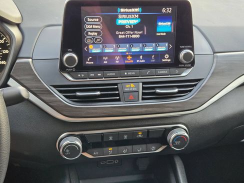 Used 2025 Nissan Altima 2.5 SV FWD image 31