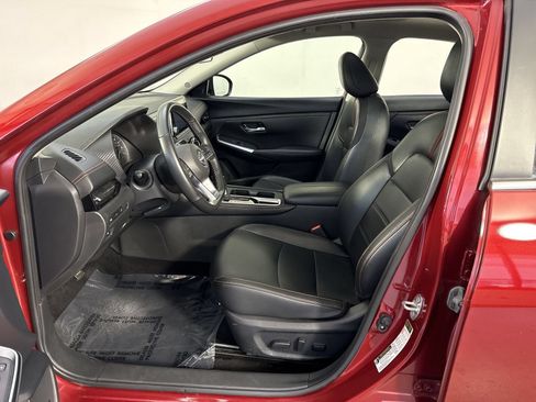 Used 2025 Nissan Sentra SR w/ SR Premium Package FWD image 5
