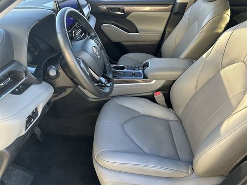 Used 2024 Toyota Highlander Limited image 16