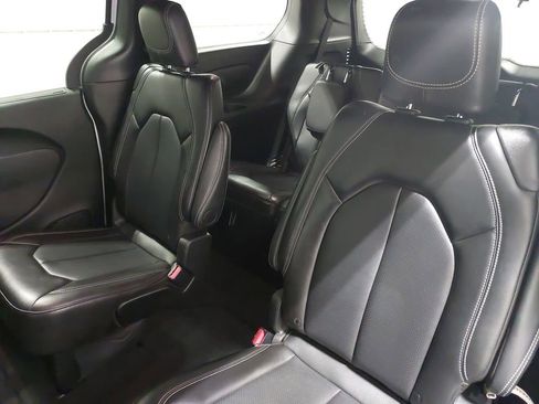 Used 2025 Chrysler Pacifica Select image 16