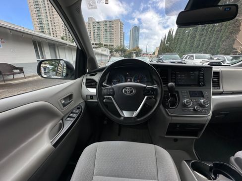 Used 2020 Toyota Sienna LE FWD image 22
