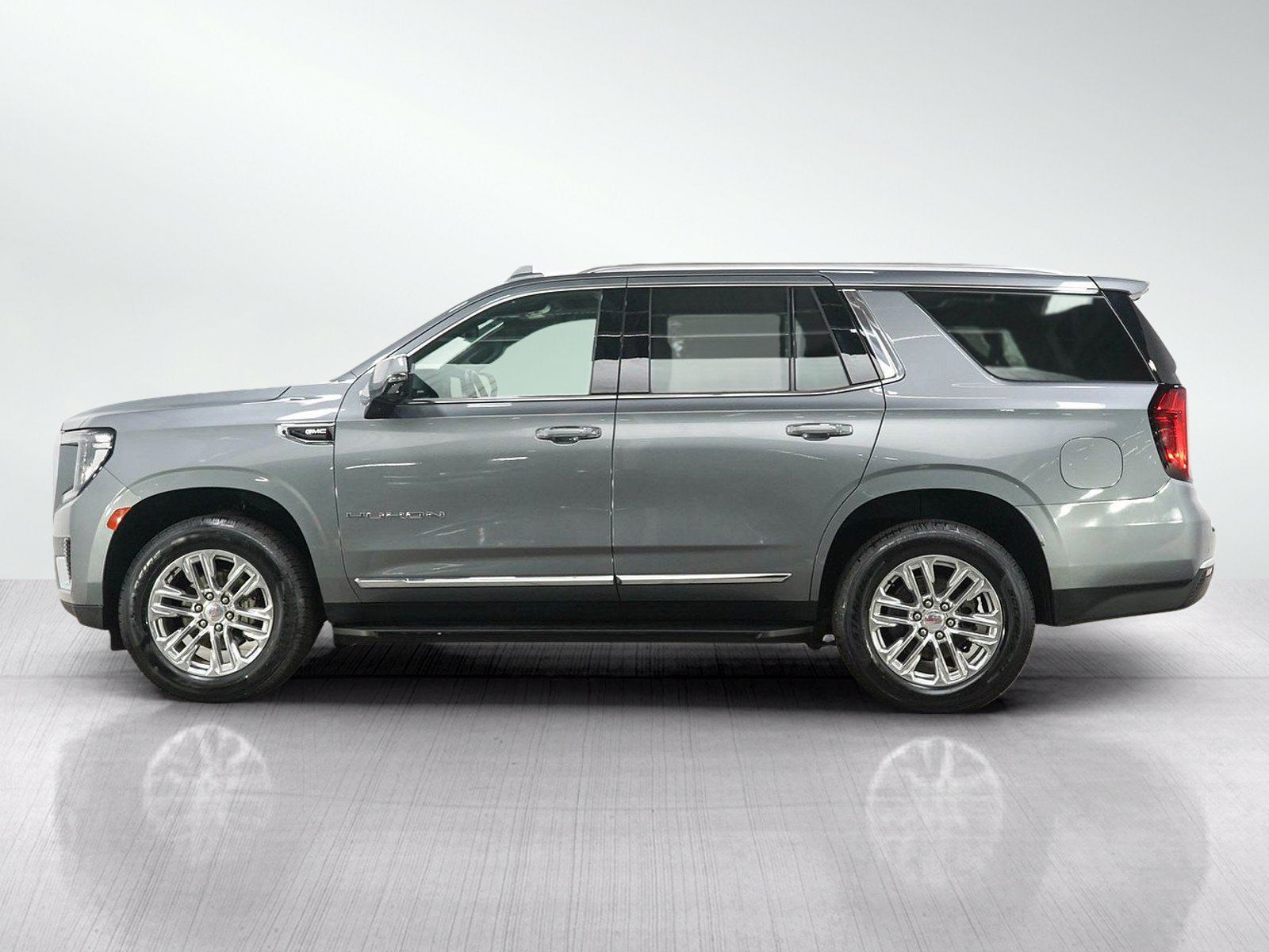 Used 2022 GMC Yukon SLT w/ SLT Premium Package AWD/4WD image 2