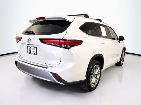 Used 2023 Toyota Highlander Platinum image 10