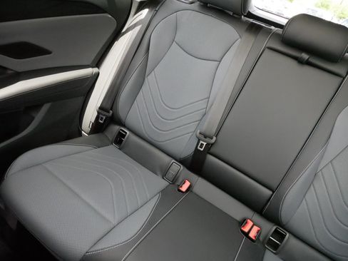 Certified 2025 Volkswagen Tiguan SE AWD/4WD image 12