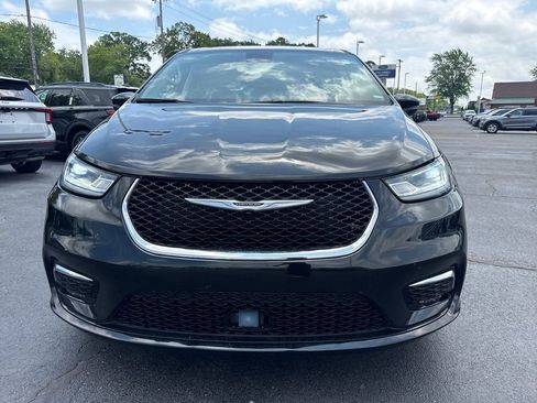 Used 2023 Chrysler Pacifica Touring-L FWD image 3