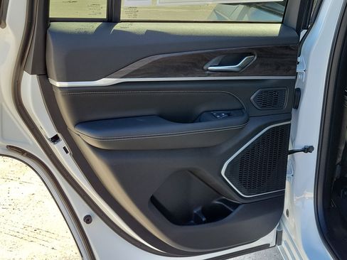New 2026 Jeep Grand Cherokee Limited Reserve AWD/4WD image 11