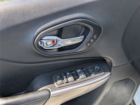 Used 2021 Jeep Cherokee Limited AWD/4WD image 17