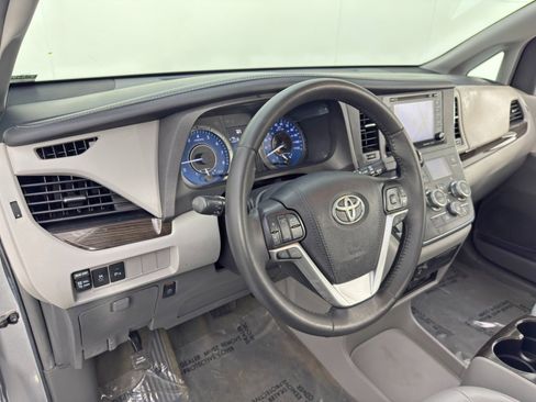 Used 2018 Toyota Sienna XLE Premium image 13