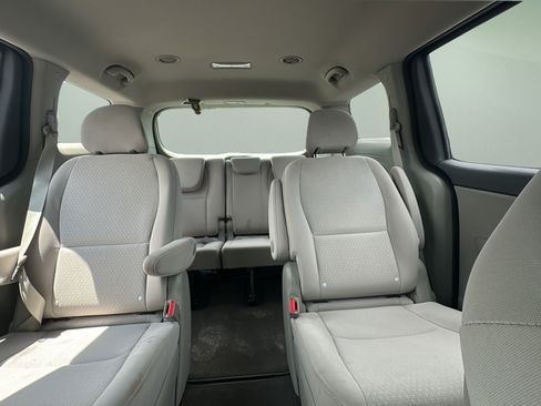 Used 2018 Kia Sedona L FWD image 19