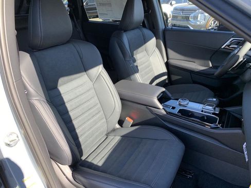 New 2025 Mitsubishi Outlander SE image 23