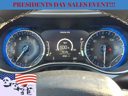 Used 2024 Chrysler Pacifica Touring-L image 25