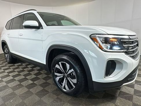Used 2024 Volkswagen Atlas SE AWD/4WD image 2