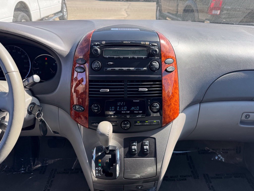 Used 2006 Toyota Sienna XLE w/ XLE Pkg 6 FWD image 2