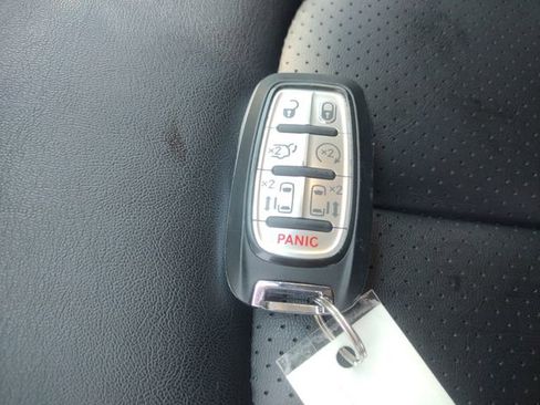 Used 2024 Chrysler Pacifica Touring-L image 30