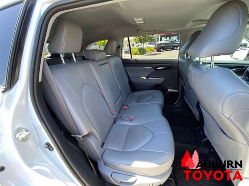 Used 2022 Toyota Highlander XLE AWD/4WD image 21