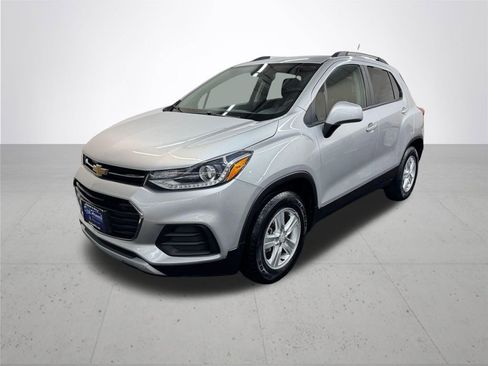 Used 2021 Chevrolet Trax LT image 2