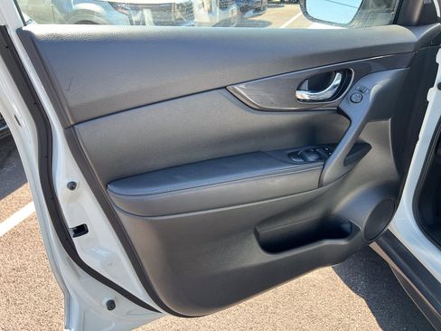 Used 2018 Nissan Rogue SV AWD/4WD image 13