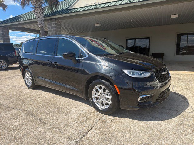 Used 2023 Chrysler Pacifica Touring FWD image 3