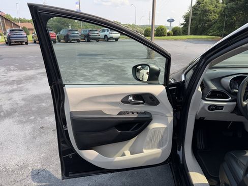 Used 2023 Chrysler Pacifica Touring-L FWD image 21