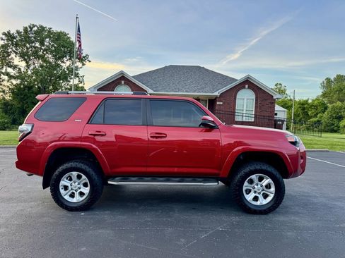 Used 2022 Toyota 4Runner SR5 AWD/4WD image 8