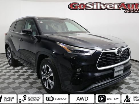 Used 2021 Toyota Highlander XLE AWD/4WD image 1