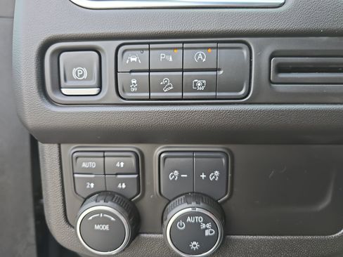 Used 2024 Chevrolet Tahoe Z71 w/ Luxury Package image 28