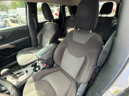 Used 2017 Jeep Cherokee Latitude w/ Cold Weather Group AWD/4WD image 10
