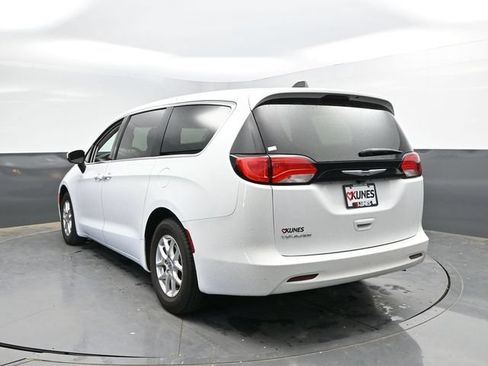 Used 2023 Chrysler Voyager LX FWD image 12