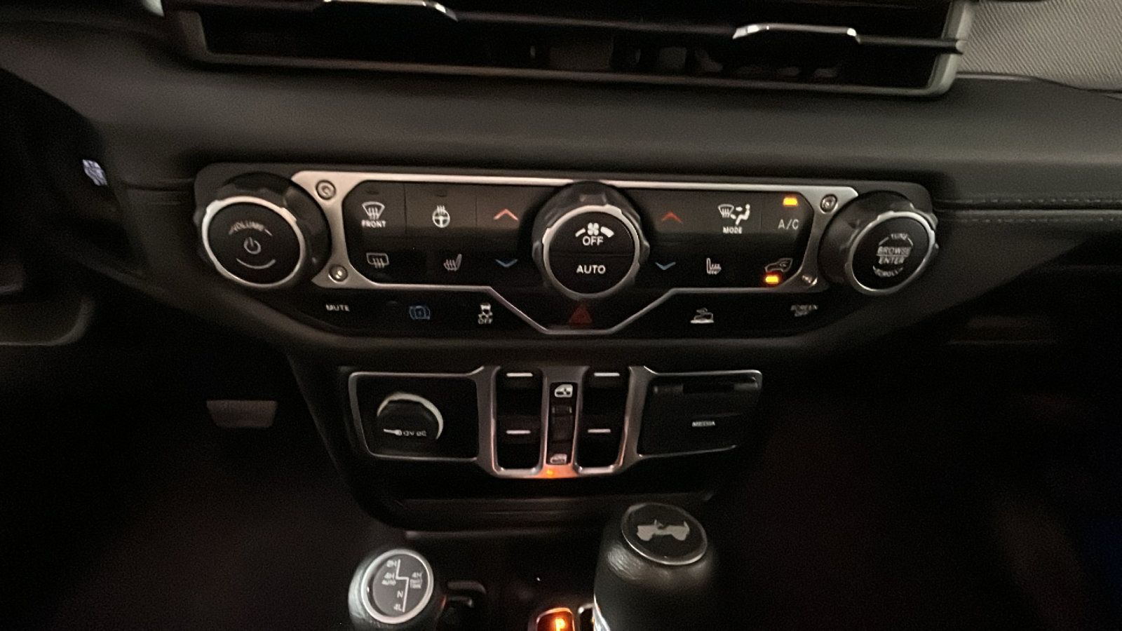 Used 2024 Jeep Wrangler Unlimited Sahara AWD/4WD image 25