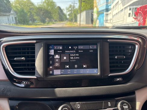 Used 2023 Chrysler Voyager LX image 15