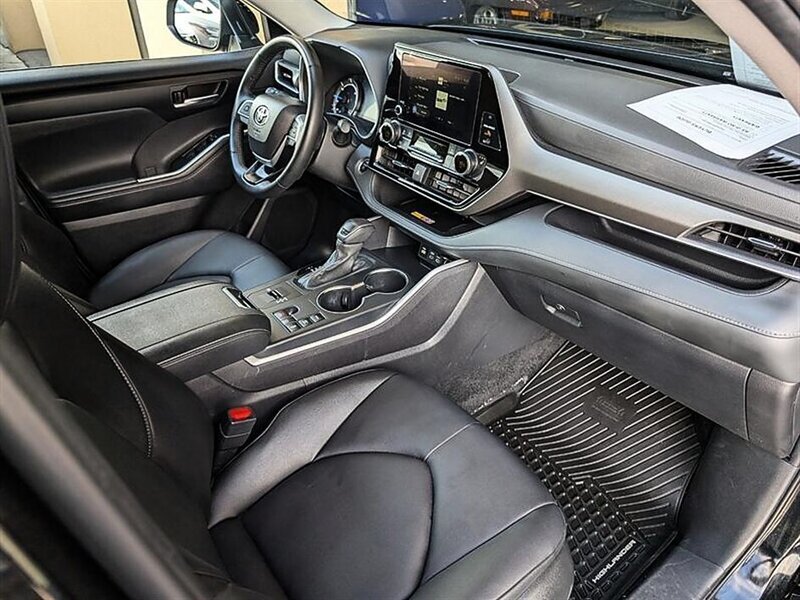 Used 2025 Toyota Highlander XLE AWD/4WD image 4